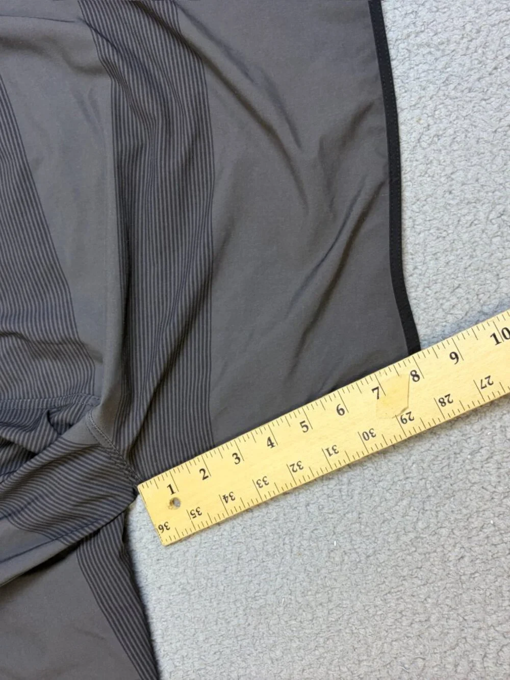 Vuori Athletic Shorts Mens XL Gray Black Workout l Drawstring Zip Pocket Unlined